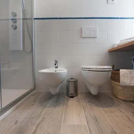 Amoneglia, 2 Minutes Walk To The Beach, Pvt Park Guest house